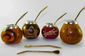 Не возникает. Мате - это напиток из листьев падуба. Тонизирующий с сильным ароматом и особым вкусом. Пьют очень горячий. Обычно заваривают в калебасе. Это такие небольшие тыквы, вычищенные от мякоти до состояния баклажки. Их украшают по разному. Очень красивые бывают. А пьют как раз через вот такие трубочки с фильтром бомбильи.