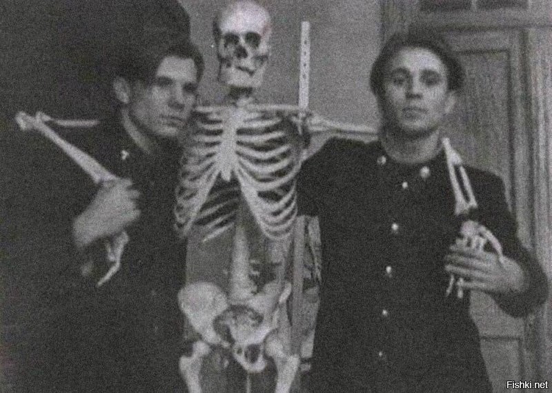 Гагарин слева))