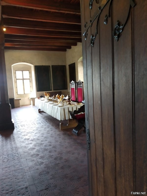 Поможем автору!
Был я в Карлштейне в прошлом году. Ездил с женой и ребенком. 
Паркинг находится у подножия гор(недорогой), на улочку, которая ведет к замку заехать можно, но запарковаться там негде. 
С ребенком в коляске подниматься к замку довольно утомительно - улочка довольно крутая. много лавочек с тренделиками, сувениркой и кафешек.
В самом замке обустроен музей, свободного посещения нет - только в составе организованных групп с экскурсоводом. Экскурсии на чешском(часто), английском(часто) и русском языках(на русском 2 раза в день). 
Внутри довольно интересно. много артефактов и красивых интерьеров. (будут ниже на фото)