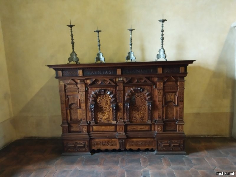 Поможем автору!
Был я в Карлштейне в прошлом году. Ездил с женой и ребенком. 
Паркинг находится у подножия гор(недорогой), на улочку, которая ведет к замку заехать можно, но запарковаться там негде. 
С ребенком в коляске подниматься к замку довольно утомительно - улочка довольно крутая. много лавочек с тренделиками, сувениркой и кафешек.
В самом замке обустроен музей, свободного посещения нет - только в составе организованных групп с экскурсоводом. Экскурсии на чешском(часто), английском(часто) и русском языках(на русском 2 раза в день). 
Внутри довольно интересно. много артефактов и красивых интерьеров. (будут ниже на фото)