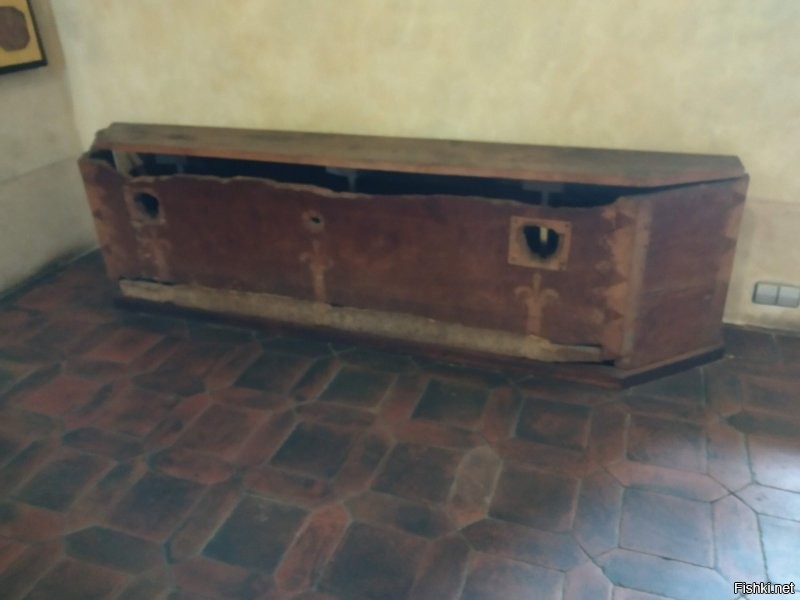 Поможем автору!
Был я в Карлштейне в прошлом году. Ездил с женой и ребенком. 
Паркинг находится у подножия гор(недорогой), на улочку, которая ведет к замку заехать можно, но запарковаться там негде. 
С ребенком в коляске подниматься к замку довольно утомительно - улочка довольно крутая. много лавочек с тренделиками, сувениркой и кафешек.
В самом замке обустроен музей, свободного посещения нет - только в составе организованных групп с экскурсоводом. Экскурсии на чешском(часто), английском(часто) и русском языках(на русском 2 раза в день). 
Внутри довольно интересно. много артефактов и красивых интерьеров. (будут ниже на фото)