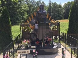 Я в прошлую среду там проезжал , это в 15 км от нашего дома . Людей было много а чуть дальше есть ресторанчик у озера вот там редко услышишь русскую речь а в тот день было полно русских .