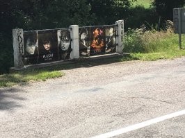 Я в прошлую среду там проезжал , это в 15 км от нашего дома . Людей было много а чуть дальше есть ресторанчик у озера вот там редко услышишь русскую речь а в тот день было полно русских .