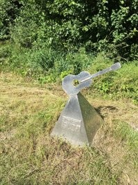Я в прошлую среду там проезжал , это в 15 км от нашего дома . Людей было много а чуть дальше есть ресторанчик у озера вот там редко услышишь русскую речь а в тот день было полно русских .