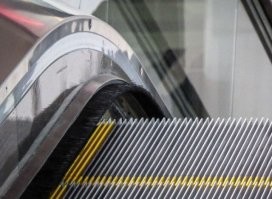 Я частенько наблюдаю граждан, которые трут обувь о эти щетинки,в  полной уверенности что "ничего не будет". О да. Протащить 100 метров ботинок по жесткой щетине "ничего не будет". По первости, когда они только появлялись, был неприятно удивлен полосе из царапин на сапоге, с тех пор к щетинкам - ни-ни.