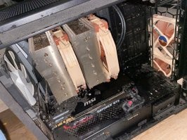 Noctua NH-D15 - просто офигеннейший процессорный кулер (когда места в корпусе достаточно)... да и вообще все кулеры от Noctua.
За 8 лет ни жужжаний, ни вибраций, ни иных посторонних шумов. Ещё и термопаста в комплекте хорошая!