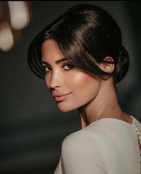 На вашем фото совершенно другая девушка. Похожа немного на Мадину, но не Мадина. Латина явно какая-то, а не осетинка.