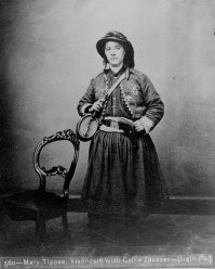 Насчёт женщин в армии - Америка впереди планеты всей. Немало женщин-участниц Гражданской войны, причём не только в мужском обличье. Кади Браунел, в Первом сражении при Манассасе была знаменосцем полка, ранена, когда пыталась остановить паническое отступление. 
Мэри Типпи, вивандье (у нас аналога нет, смесь санитарки, прачки, поварихи и маркитантки), вынесла из-под огня (не после боя а во время) много раненых, сама получила ранение при Геттисберге. Всё-таки Европа и Россия поблагородней, под огонь женщин (не переодетых мужчинами) не отправляли и санитарок пускали на поле по окончании боя. Хотя не без исключений.