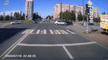 Водителю повезло, зелёный уже погас, ещё есть знак "слепые". Затаскали бы.