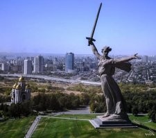 Попы и тут нагадили: построили свое сооружение культа прямо возле монумента (видно слева). На Мамаевом кургане были кровопролитные бои, каждый день умирали тысячи людей, казалось бы, при чем тут поповщина? А нет, попам надо везде влезть, все засрать своими храмами.