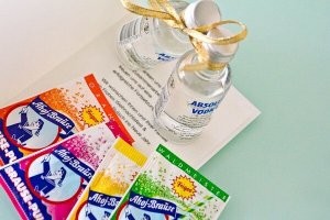 А у нас растворимая шипучка продаётся в маленьких пакетиках, если порошок на язык насыпать и глоток воды во рту задержать, тоже все шипит, прыгает и пощипливает. Так народ так водку пьёт. Wodka-Ahoj называется. Очень весёлый процесс получается)))