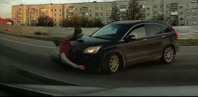 Джаггернаут - начало.
Удар был такой силы, что автомобиль получил повреждения всей передней части - самокат тут не причём, он то в колесо ударился.