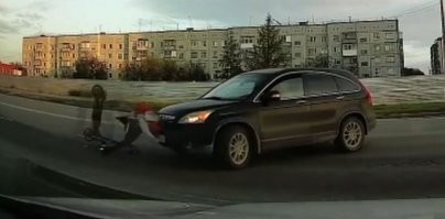 Джаггернаут - начало.
Удар был такой силы, что автомобиль получил повреждения всей передней части - самокат тут не причём, он то в колесо ударился.