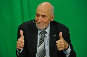 Отважная утка бросилась на ястреба, чтобы защитить своих птенцов