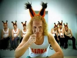 Это я не к тому, что нужно парковаться"как удак", а к тому, что мстя там показана смешная. 
Немстёвая, какая-то мстя. :) 

Чужое имущество, вообще, не стоит портить. 
Вызови "специально обученную белку", т.е. инспектора ГИБДД, пусть он штраф кривопаркующимуся выпишет или "эвакуатор" ему пропишет. 
А самосуд, дело не всегда (чаще всего) здравое.