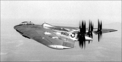 c таким размахом крыла он не конкурент легкомоторным самолетам, посадка возможна только на взлетные полосы, ни о каком аэро-такси речи и быть не может. 
Уже неоднократно пробовали ставить толкающие винты вместо тянущих, результат:
- тянущий винт «перерабатывает» невозмущенный поток, а в толкающий  попадает поток, взаимодействовавший с поверхностями, расположенными перед винтом, а значит возмущенного и содержащего вихри различной интенсивности и объема. Это негативно влияет на эффективность работы винта и снижает его КПД, а в данном случае, когда винт расположен за корпусом с воздухозаборниками - достаточно ощутимо. 
- циклические и вибрационные нагрузки на винт вихря, сходящего с кромок крыльев и хвоста, что ставит не только задачи увеличения эффективности винта, но и его прочности.
- из-за указанного выше, идет увеличение шумности толкающего винта. Причем шум этот может ощущаться в кабине даже сильнее, нежели при тянущем расположении винта.
- попадание выхлопных газов двигателя в плоскость вращения винта (что невозможно при тянущем винте). При этом, если двигатель не поршневой, а турбовинтовой, у которого газовый поток значительно объемнее и интенсивнее, то шум еще более возрастает. 
- расположение толкающего винта за хвостовым оперением повышает вероятность касания лопастями поверхности ВПП при взлете или посадке. Для исключения такой возможности на самолетах необходимо либо увеличивать высоту шасси, а это лишняя масса, либо укорачивать лопасти, уменьшая тем самым эффективность винта. 
- при полете в условиях обледенения лед с находящихся впереди поверхностей, сорвавшись может попасть на лопасти, вызывая их повреждение.
- из-за заднего расположения достаточно тяжелого двигателя достаточно непросто обеспечить правильную центровку с соблюдением норм устойчивости, а в эксплуатации перед вылетом еще и выполнять правильное распределение полезных грузов в нем. При этом из-за смещенности центра тяжести к задней части самолета может проявляться склонность к плоскому штопору....
Так что толкающий винт - это "тупиковая ветвь эволюции" от которой отказались еще 50 лет назад.