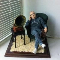 На Вольфовича похож.