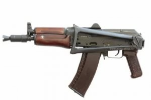 "Результатом пятнадцати лет сплочённой работы коллектива дизайнеров и конструкторов стали новая форма и обводы рукоятки затвора, спускового крючка, рычага сброса магазина и рычага предохранителя-переводчика режима огня, который получил впервые в мире особую полочку!!!"

Это шутка такая? То есть эти <span style='color:gray'>[мат]</span> 15 лет прикручивали к АКСУ планку пикатини и пластиковую телескопическую рукоять с алиэкспресса?