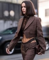 Последний наряд тоже оч-чень даже неплох. )