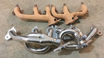 Тупо отбирал мощность глушак на очень старых машинах. Теперь в выхлопе все просчитано (на фото настроенный выпускной коллектор в сравнении с обычным), и играет роль привильные и глушитель, и резонатор, и коллектор. Просчитывается и момент открытия выпускного клапана, чтобы отраженная волна не давала тупо вылететь надогоревшей смеси, и еще много чего. Еще по ИЖам проверено, что если снять глушаки, увеличивается не только треск, но и расход. И, кстати, что "уууу, как поперло!" больше на самовнушении, чем на реалиях.