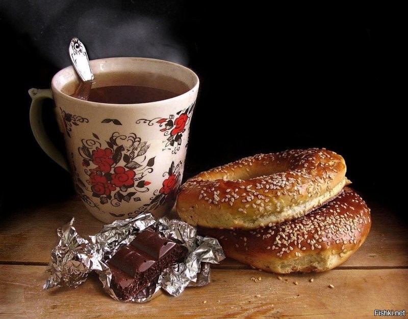 Вот прямо сейчас с чаем и проникают, хитрецы...