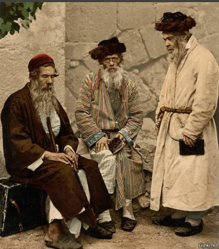 Ой))))Совсем забыла!!!!Короче,я наверно не одна такая,у кого возникают ассоциации к тому или иному пользователю.У меня не совсем от НИКА и АВЫ,не совсем от комментов и постов,но сам собой вырисовывается образ человека за кадром)))Картинка.
Иногда это бывает прям сразу,иногда крутится вертится в голове,а все никак не придет....А тут я случайно в сети наткнулась на картинку и всё!Пазл сам собой сложился))))
Чтоб ты теперь ни постил,чтоб ты теперь ни комментировал -у меня твой образ вот такой)))))И таким останется)))Правда зыбанский?))))
Ты в центре)))