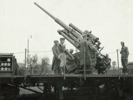 Которая в посте, больше похожа на 10,5 cm FlaK 38/39.  Вот статья про неё.  
И фото. На фото хорошо виден размер выстрела.