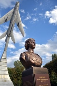 г. Красный Луч, Луганская обл. Установили дар от автора проекта "Аллея российской славы" М.Л. Сердюкова городу, два памятника летчицам- Литвяк Л.В.и Будановой Е.В. В этих местах они погибли во время Миусской операции.