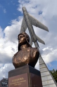 г. Красный Луч, Луганская обл. Установили дар от автора проекта "Аллея российской славы" М.Л. Сердюкова городу, два памятника летчицам- Литвяк Л.В.и Будановой Е.В. В этих местах они погибли во время Миусской операции.