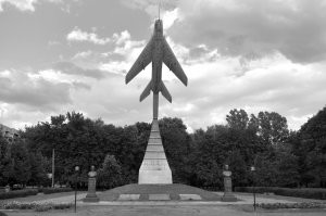 г. Красный Луч, Луганская обл. Установили дар от автора проекта "Аллея российской славы" М.Л. Сердюкова городу, два памятника летчицам- Литвяк Л.В.и Будановой Е.В. В этих местах они погибли во время Миусской операции.