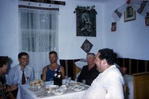Чувак в синей футболке выглядит как путешественник во времени на этой фотографии, слишком современно он выглядит.
