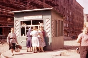 Интересно, а почему женщины в СССР возрастом от 34 до 55 все выглядели одинаково?