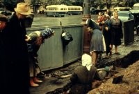 Женщины в СССР работали наравне с мужчинами.

Так в то время мало здоровых мужиков осталось, т.к. война часть мужчин забрала или сделала инвалидом. Поэтому женщины ещё везде заменяли мужиков.