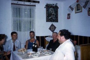 На первой фотке пишут, что рекордный урожай в Подмосковье. А на второй, что фотографа принимают в украинском селе. Судя по полному мужику, оба фото в одном месте сделано.