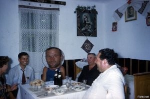 И если принять во внимание, что на одной и той же фотографии, на вашей и на верхней, у него глаза в разные стороны, то он точно из будущего. :)