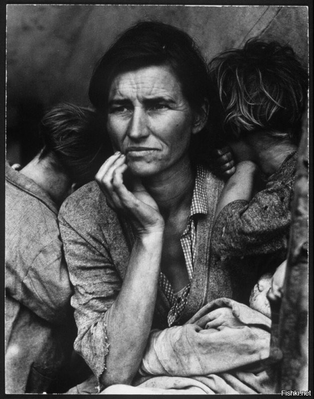 Подпись не верная. Это фото во время Великой депрессии у пиндосов. Кажется мать продает своих детей.