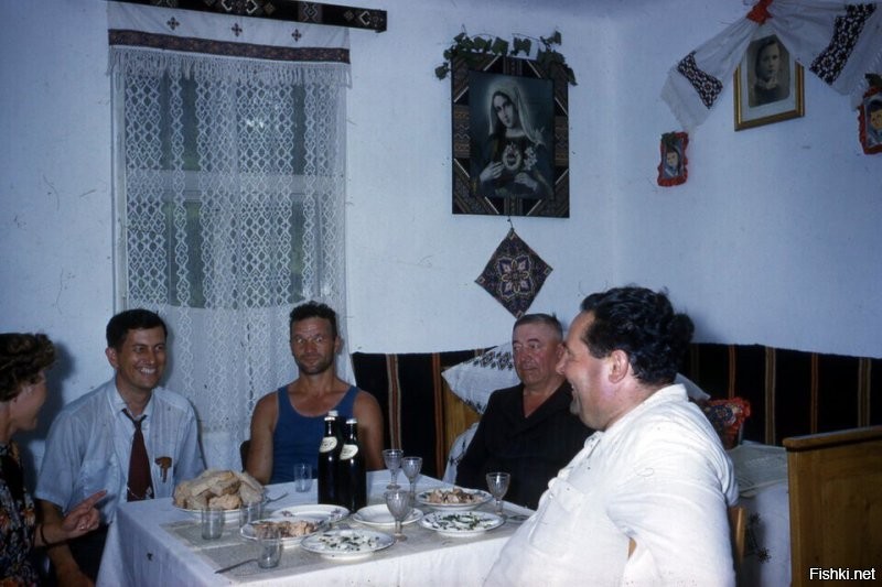 Слева направо: переводчица, амер, хозяин дома, сосед, председатель села.