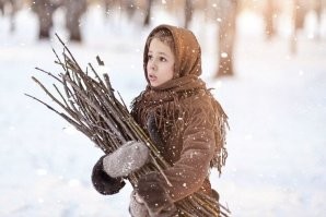 Июнь-июль работал на лесопилке (вот и в моей трудовой биографии появилась такая строчка ).
Можно уносить все, что УПАЛО на землю. Владелец торговал пиломатериалом (лесопилка же), срубами готовыми и ДРОВАМИ, березовыми и дубовыми.
Так вот, сырье на дубовые ему доставались бесплатно. Валежник - это не только вязанка веточек, как те, что на плечах у девочки в сказке про 12 месяцев, а стволы дубов в среднем 50 см, до 75-80. 
И много ты их напилишь ножовочкой? 
В день отправляли из леса 3, 4 рейса ГАЗ-66 (владельца, ибо только он и мог по тем местам лазить). Чурбаков, по длине дров. Из 3 машин выходило 5 машин дров. 
Некоторые засохшие, но вполне годные на дрова деревья стоят неупавшие. Их валили (подрубали, раскачивали и сваливали, иногда тросом машиной, когда возможность была), обязательно выворачивали вбок корень,  типа давно упал.
Вот как раз, когда раскачивали, мне на бошку прилетела ветка, длиной метра три и толщиной с мою руку . Хорошо, ветка совсем трухлявая была и упала горизонтально, но все равно нокдаун получил, почти отрубился на 2-3 с, но остался на ногах. Владелец тоже с нами ездил, у него рядом, в 50 см, упала такая же ветка метра 4, но крепкая, прямая как копье и строго вертикально. Прилетела сверху, воткнулась см на 30 - 40 в землю и осталась стоять. Касок не было, но ему вряд ли бы помогло, если бы строго по макушке попало или в плечо (вышло бы через задницу).
Потом на дровоколе (электрогидравлический, усилие до тонны на толкателе) мне ыуть левую ладонь не расплющило (нет, я его не совал между толкателем и чурбаком , снизу поддерживал, чтобы строго пополам раскололо), чурбак ушел вниз, зажал мне руку и начал потихоньку двигать к гильотине. Я впал в ступор, хотя достаточно было просто отпустить рычаг на правой руке (он сам возвращается на "нейтраль"). Хорошо напарник сразу откинул (ну как откинул, с размаху отбил руку с рычага ) . Пальцы к  вечеру только нормально начали сгибаться.
После этого 1. не хочу больше туда, 2. просто очкую теперь , и в лес и дровокола.
Надо обратно в город ехать, искать что то другое...

На первом фото - это вообще просто хворост  
А на втором... Ну вот что то типа этого, с чем мы работали.