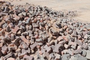 Я так понял автор ролика кладочку кирпичиков на берегу оставил.