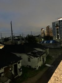 А мне кажется сравнивают несравнимое, в 50-х наша страна только от войны восстанавливалась, а в штатах и войну несильно напрягались, ну по крайней мере с нашими напрягами не сравнить...  И да, вот вам Хьюстон, третий по населению город США. Этой зимой. Дочка прислала фото. Почти центр, а второй вид - за домом слева от дороги...Глупо же сравнивать....