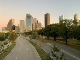 А мне кажется сравнивают несравнимое, в 50-х наша страна только от войны восстанавливалась, а в штатах и войну несильно напрягались, ну по крайней мере с нашими напрягами не сравнить...  И да, вот вам Хьюстон, третий по населению город США. Этой зимой. Дочка прислала фото. Почти центр, а второй вид - за домом слева от дороги...Глупо же сравнивать....