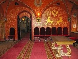 В углу скромный трон царя Михаила Фёдоровича в Теремном дворце московского Кремля. А стульчики в ряд - для бояр. Боярская дума заседала вместе с царем. Скромно.. уютно...