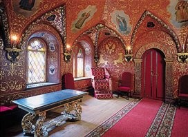 В углу скромный трон царя Михаила Фёдоровича в Теремном дворце московского Кремля. А стульчики в ряд - для бояр. Боярская дума заседала вместе с царем. Скромно.. уютно...