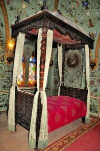 Не в тему, но.. это кроватка царя. Пардон, опочивальня... Как он умещался?