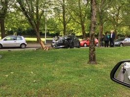 Я сам не знаю , спокойная дорога вдоль старого канала , видать гнал а на встречу велосипедисты ехали вот и получилось , месяц назад примерно там же фура ушла под воду , я даже остановился посмотреть , водитель выполз спросил помощь нужна ? он отказался . Около моего дома спокойная дорога и там успевают биться . Вот к примеру , зона 30 , дорога всегда чистая :)) На втором фото это продолжение этого канала , сам посмотри как там можно утопить машину ?:))