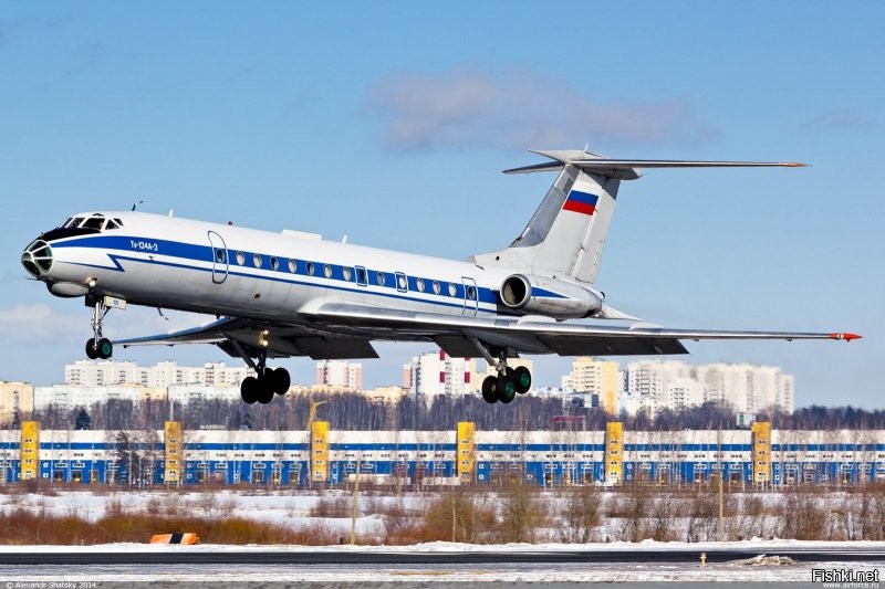 Вот я от жизни отстал. Думал, что это Як-40. А это Ту-134. Видимо это то, что от него осталось, после эффективных менеджеров.
"Ту-134   советский пассажирский самолёт на 76 80 пассажиров для авиалиний малой и средней протяжённости, разработанный в начале 1960-х годов в ОКБ им. Туполева".