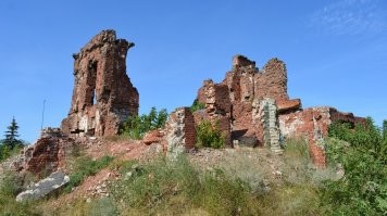 Покажите мне аналогичный дом в Штатах. А у нас там пару месяцев жили, такой уютный домишко был. Немцы на постой просились, но не вышло у них.
