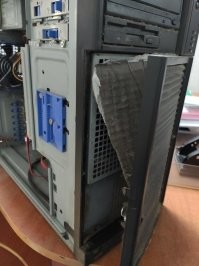 На фото сервер - супермикро. ПРи старте продувает себя на полных оборотах. Обычному человеку такой не нужен, сисадмину - лучше компрессором дунуть, чем фильтра он будет менять. От слоя пыли валяющейся на дне - не особо ухудшается охлаждение, а вот блокировать основной воздушный поток - это айяйяй.