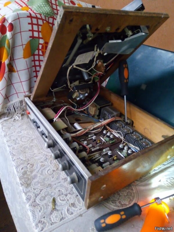 Это всё фигня, я вот тут не могу отремонтировать старенький электрофон Akord - Stereo, Рижского производства, 99 рублей стоил, с крышкой (98р. без крышки), и знаете почему, да игл пьезоэлектрических больше таких не делают, восстановленная голова такая 1000-1500р. стоит на Авито, и не сказать, что их много, японская аналогичная стоит 600р., это о чём-то да говорит. Афигительную электронику делал завод с маркировочкой RemR....