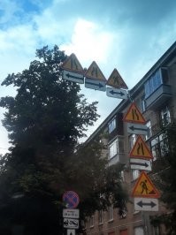 Так кто скажет, там дорога сужается или дорожные работы?...